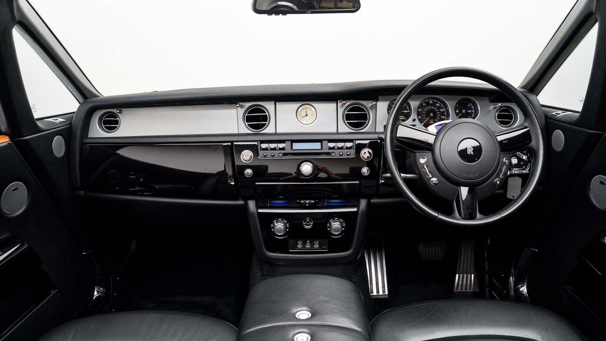 Rolls-Royce Phantom view 7