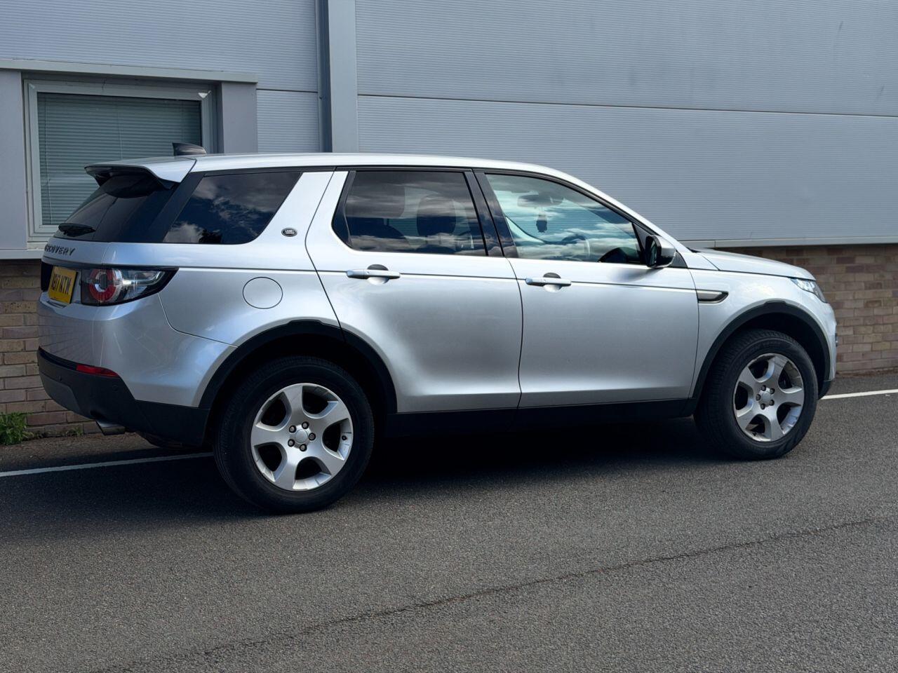 Land Rover Discovery Sport view 38