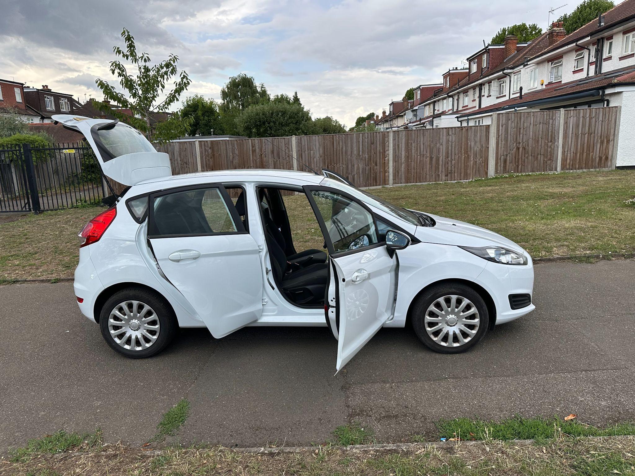 2014 Ford Fiesta image 25