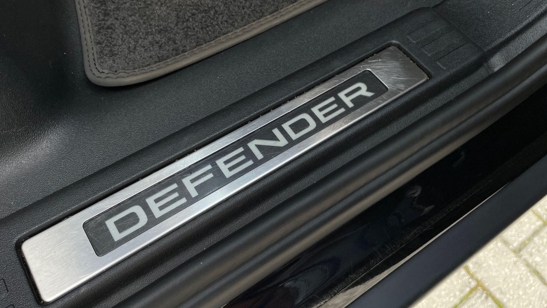 Land Rover Defender view 35