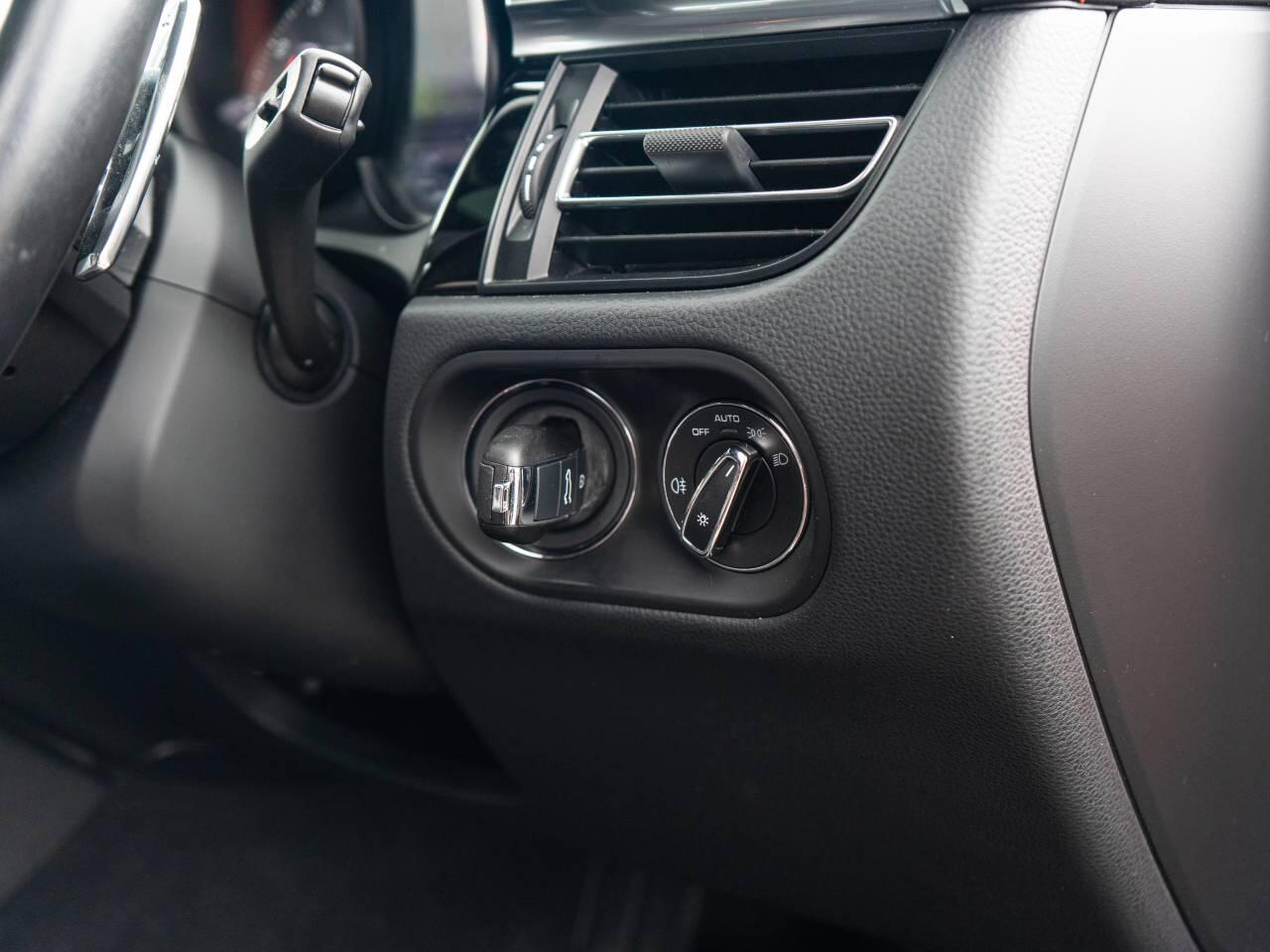 Porsche Macan view 23