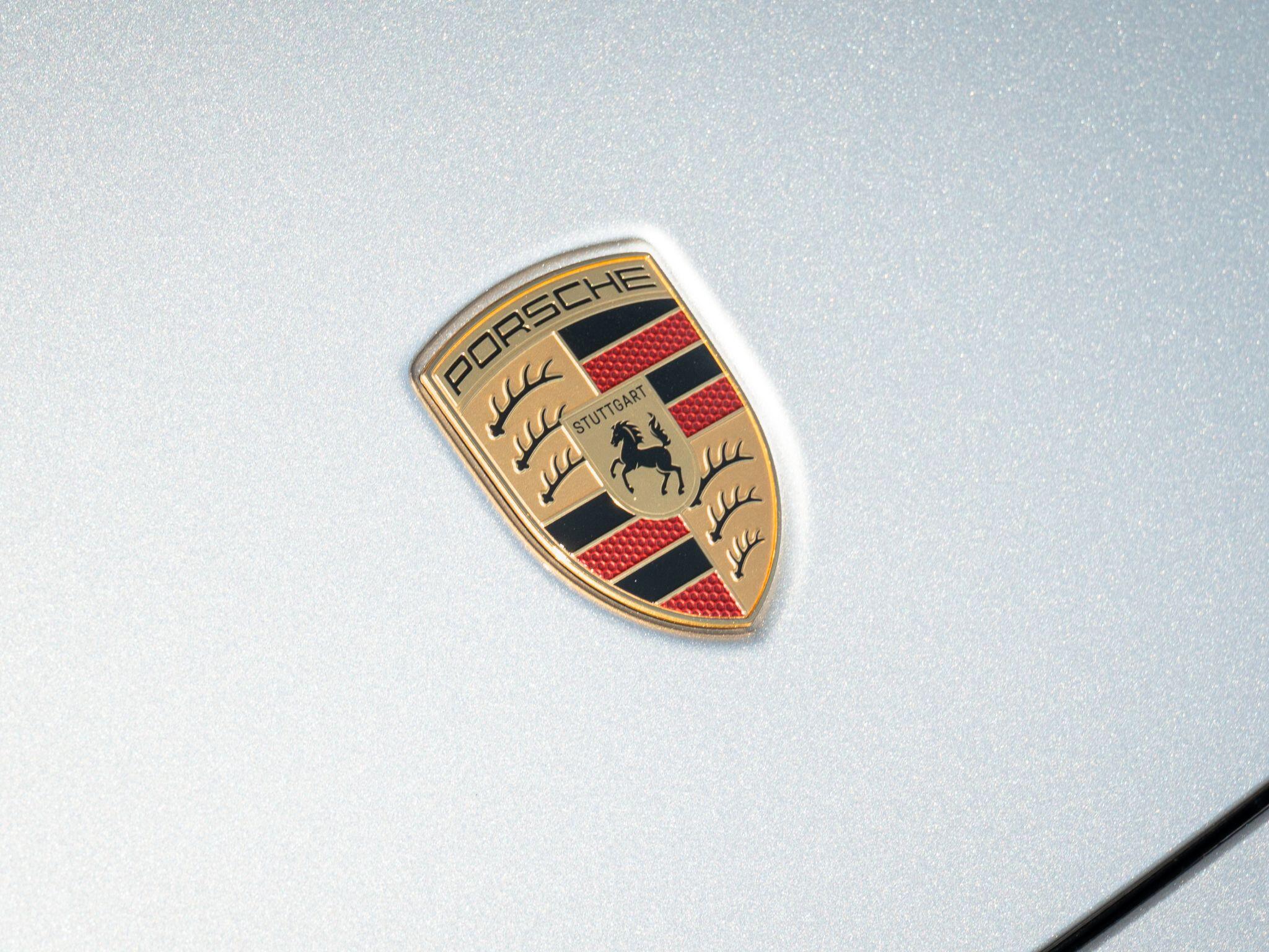 Porsche 911 view 7