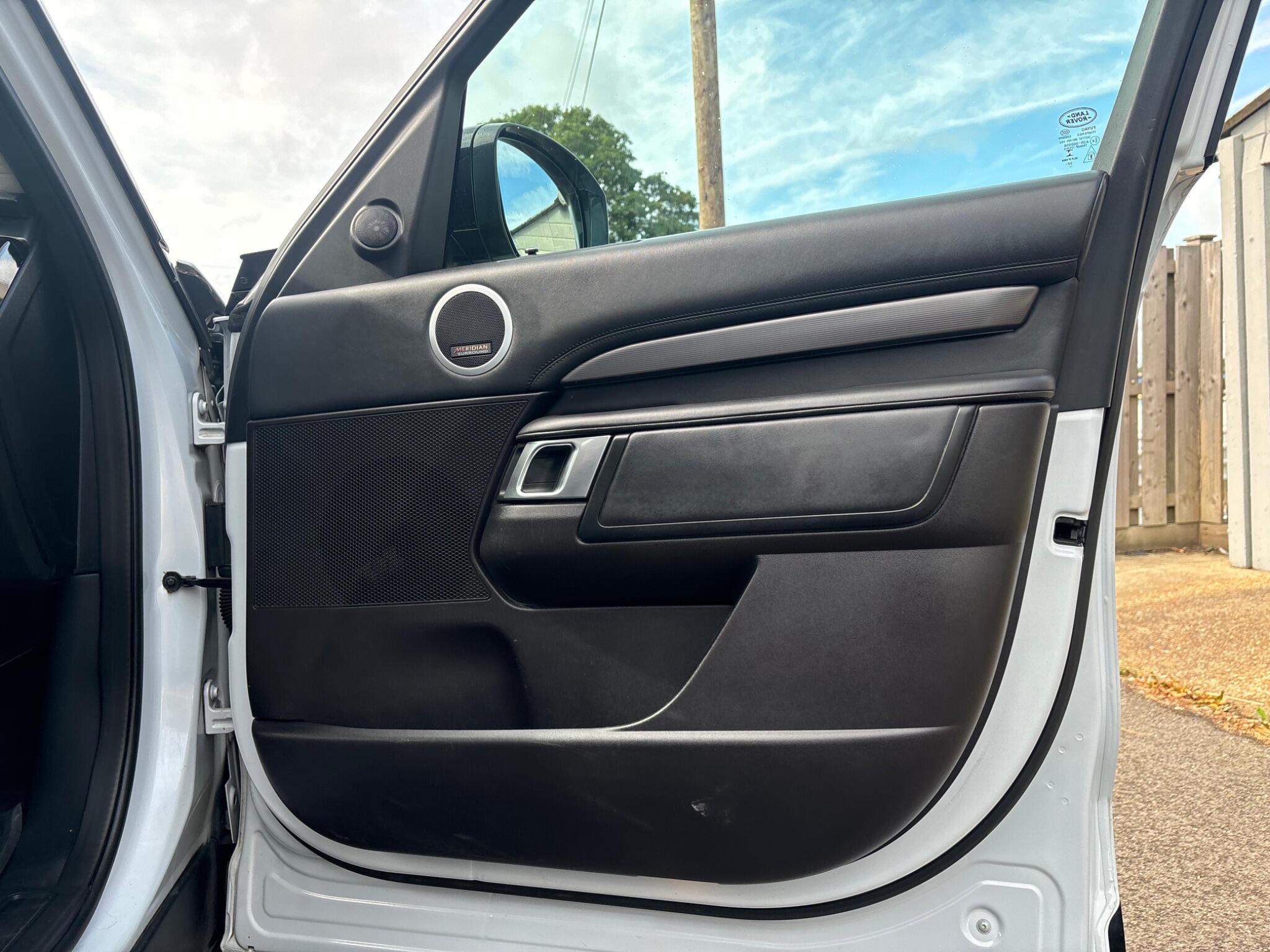 Land Rover Discovery 3 view 25