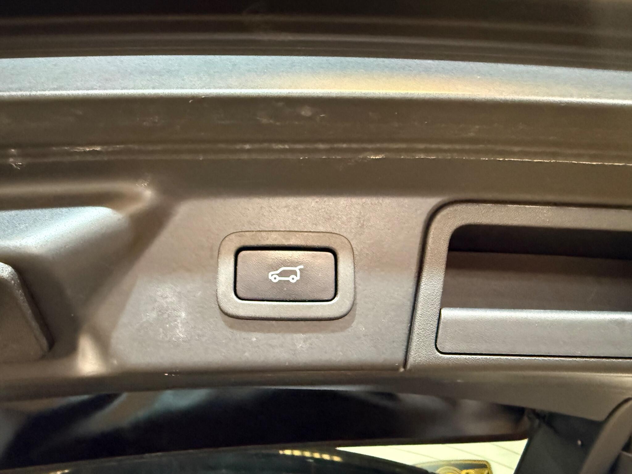 Land Rover Range Rover Velar view 73