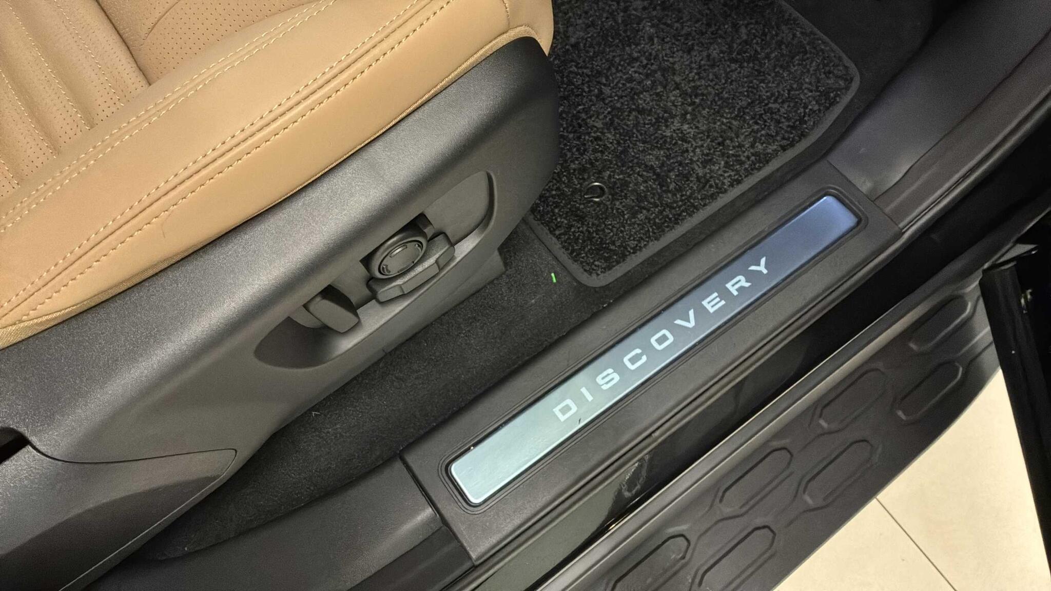 Land Rover Discovery view 34