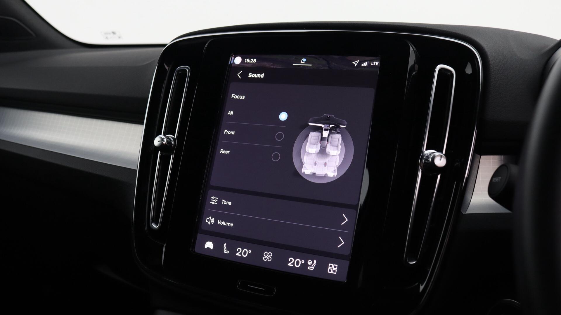 Volvo XC40 view 40