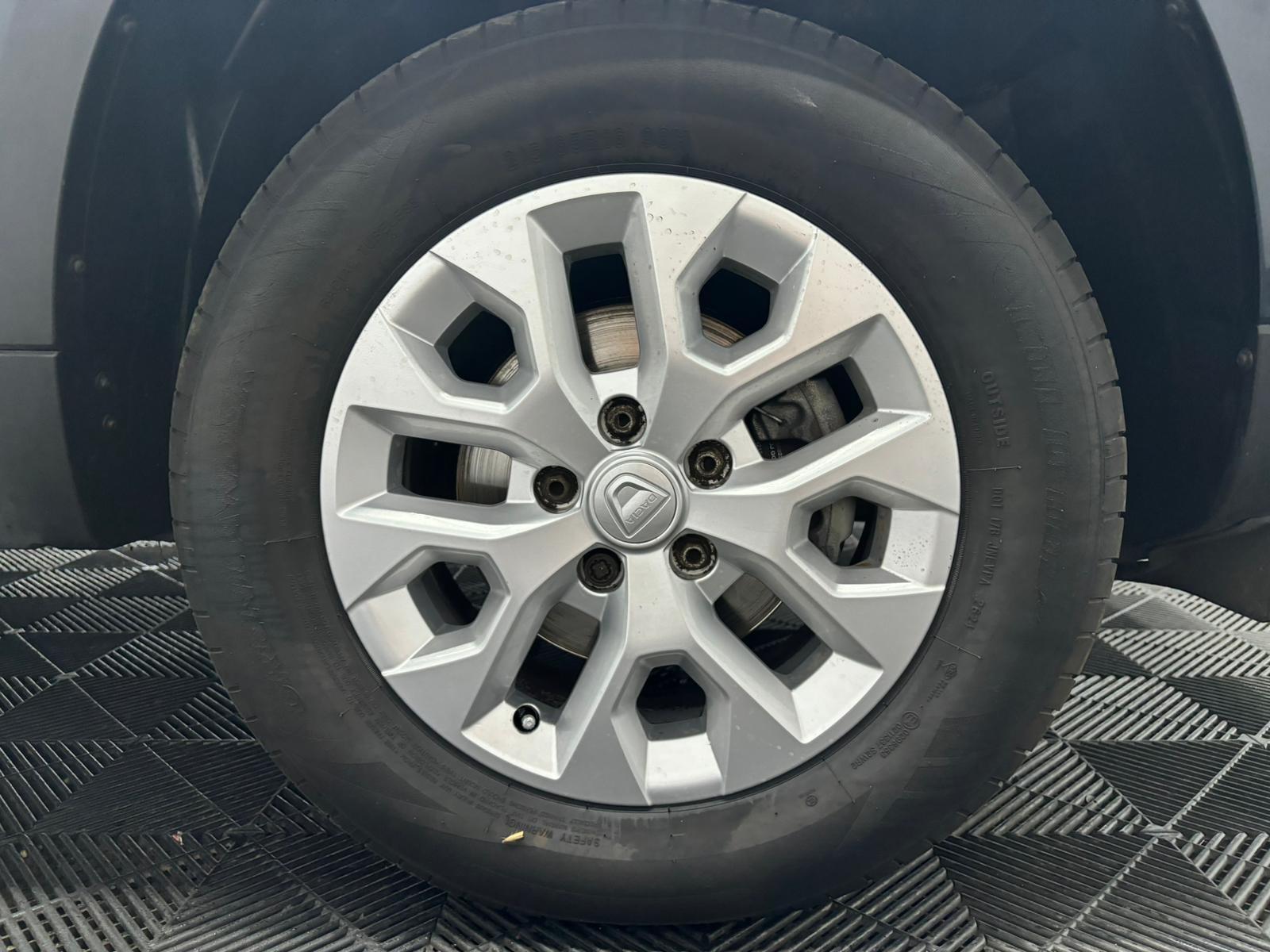 Dacia Duster view 29