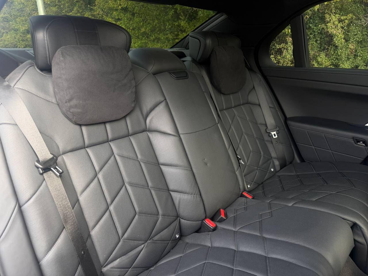 BMW 7 Series view 20