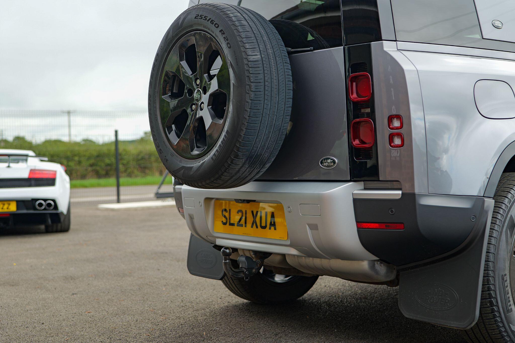 Land Rover Defender 90 view 11