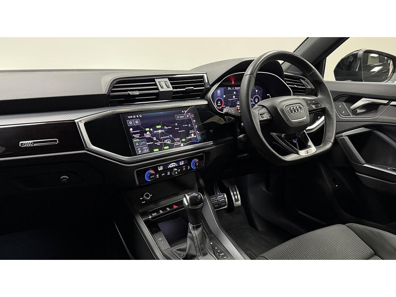 Audi Q3 view 20