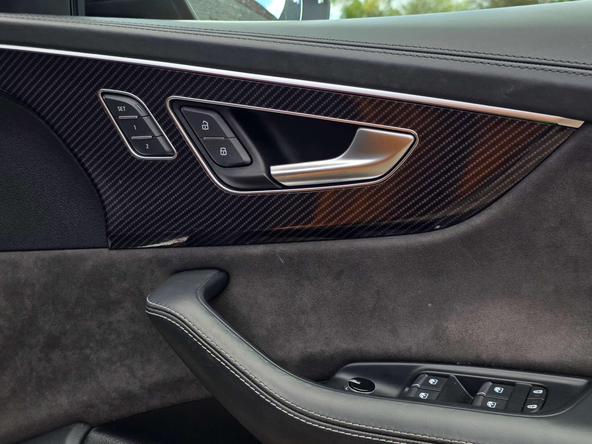 Audi Q8 view 45