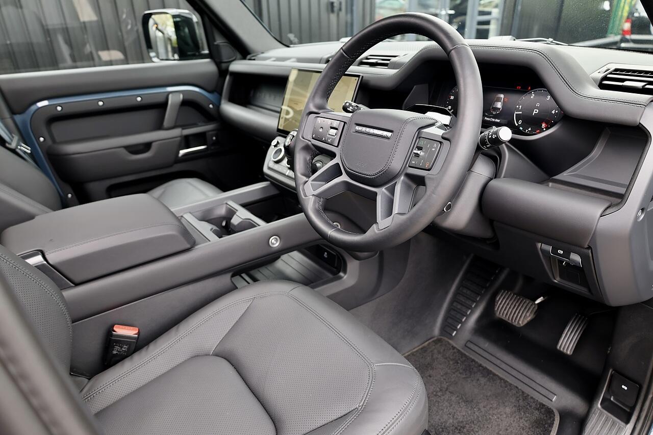 Land Rover Defender 110 view 8