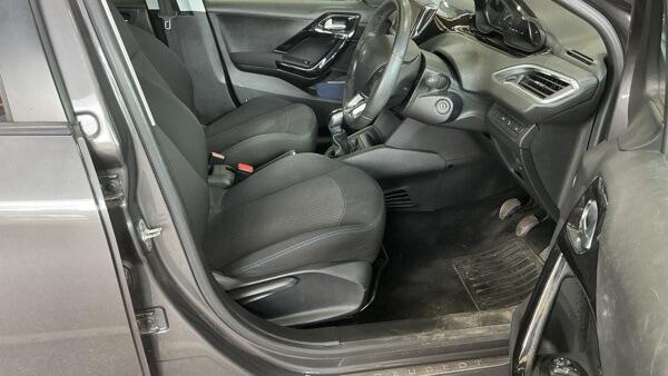 Peugeot 208 view 9