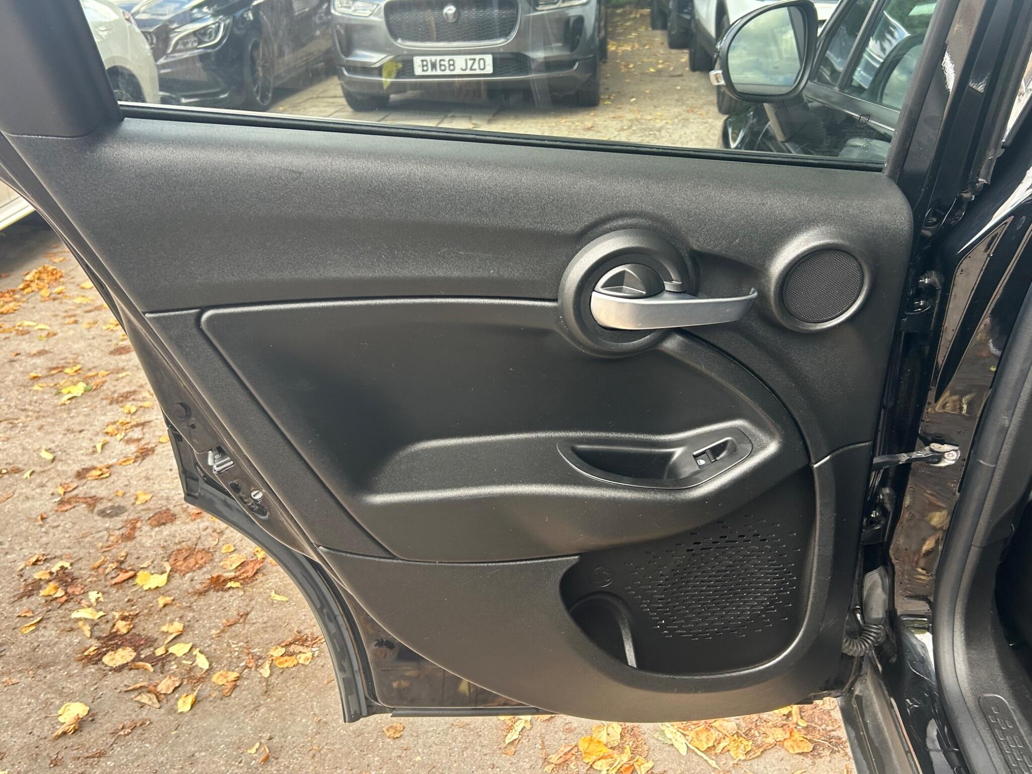 Fiat 500X view 31