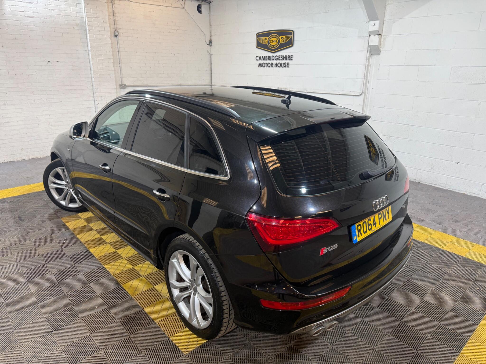 Audi SQ5 view 11