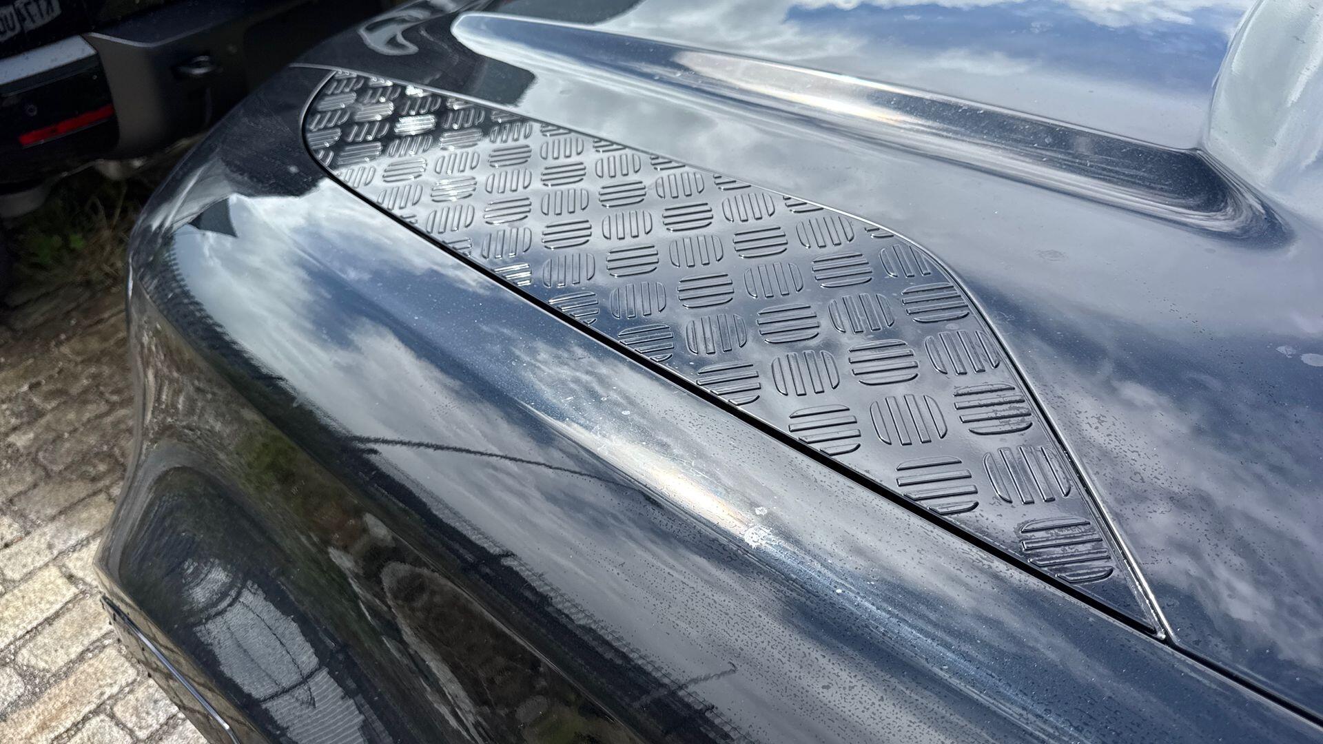 Land Rover Defender view 25