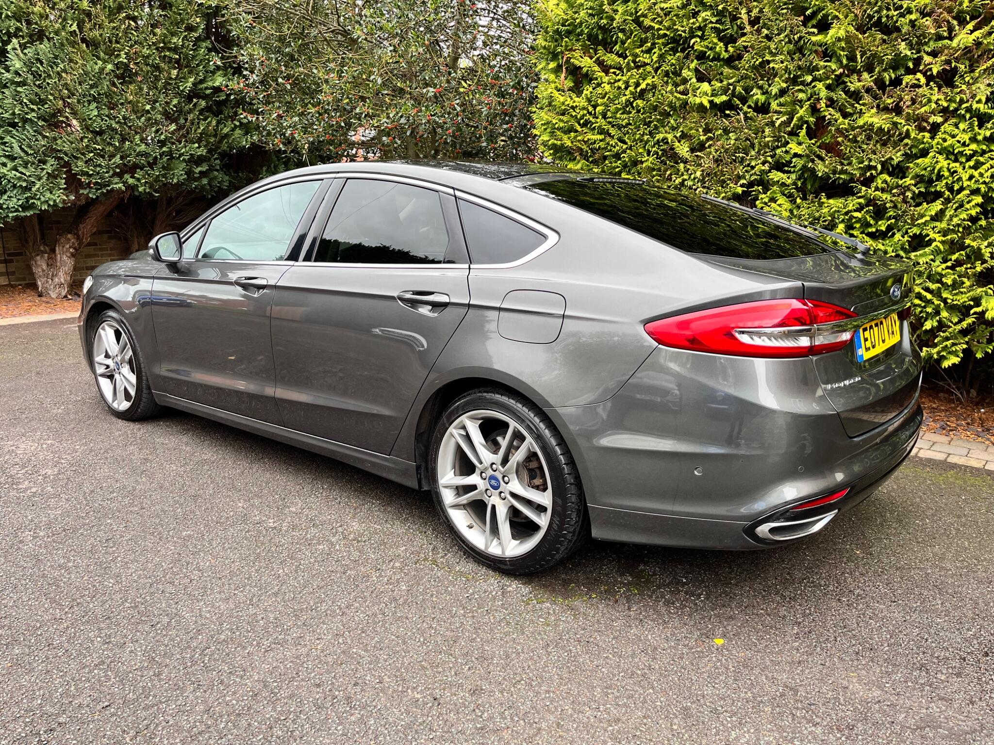 Ford Mondeo view 11