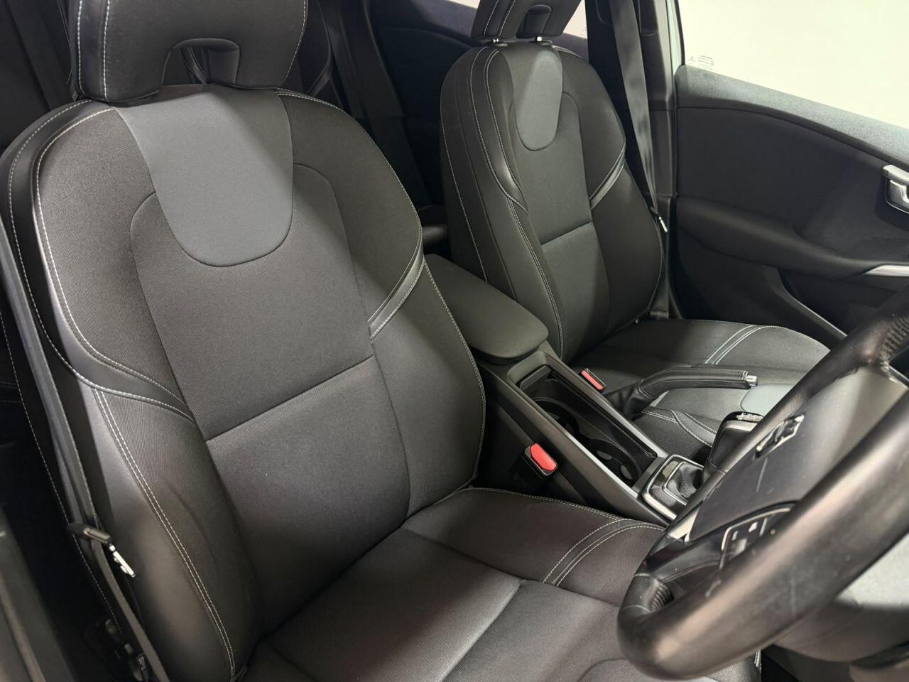 Volvo V40 view 17