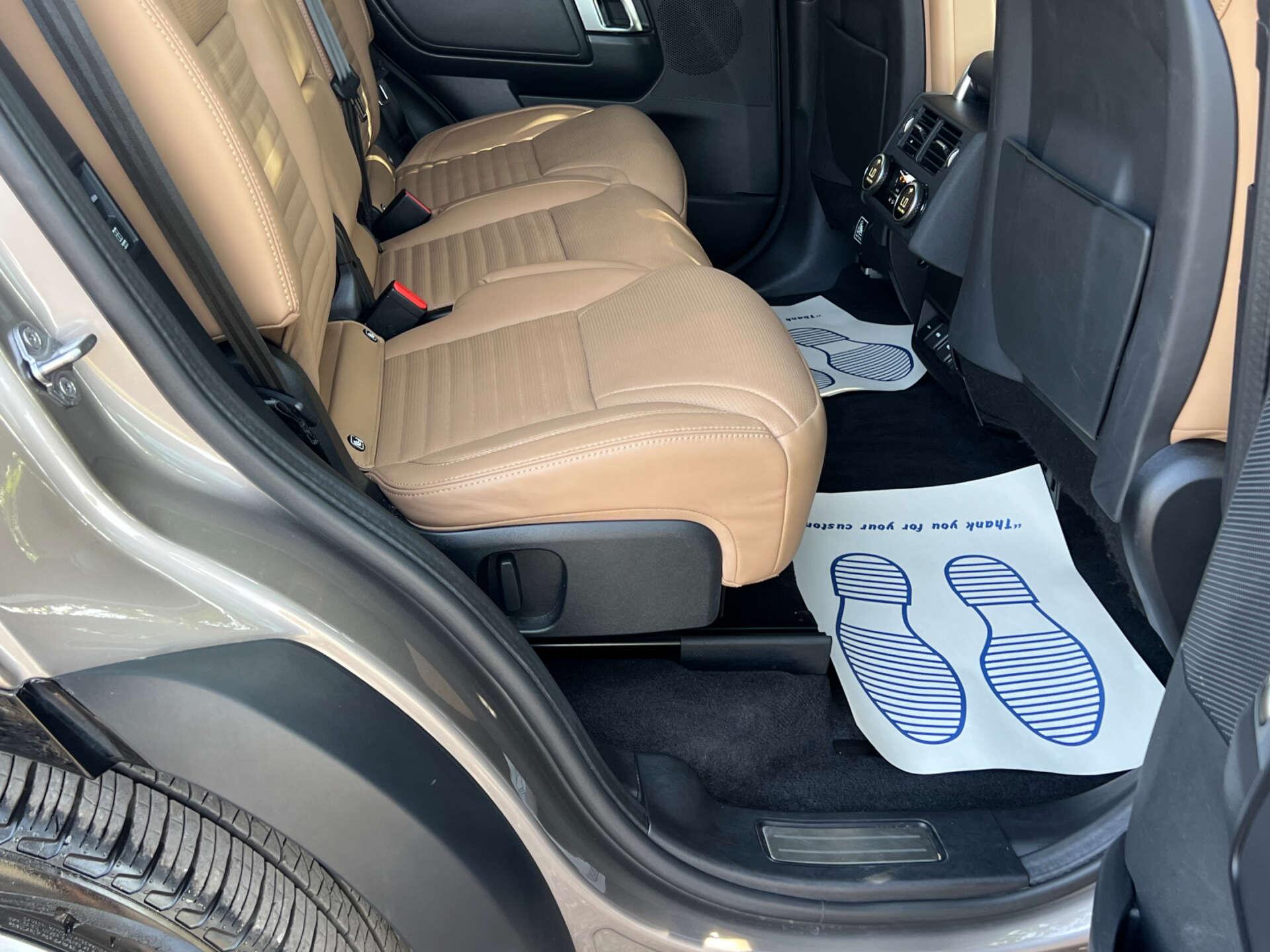 Land Rover Discovery view 22