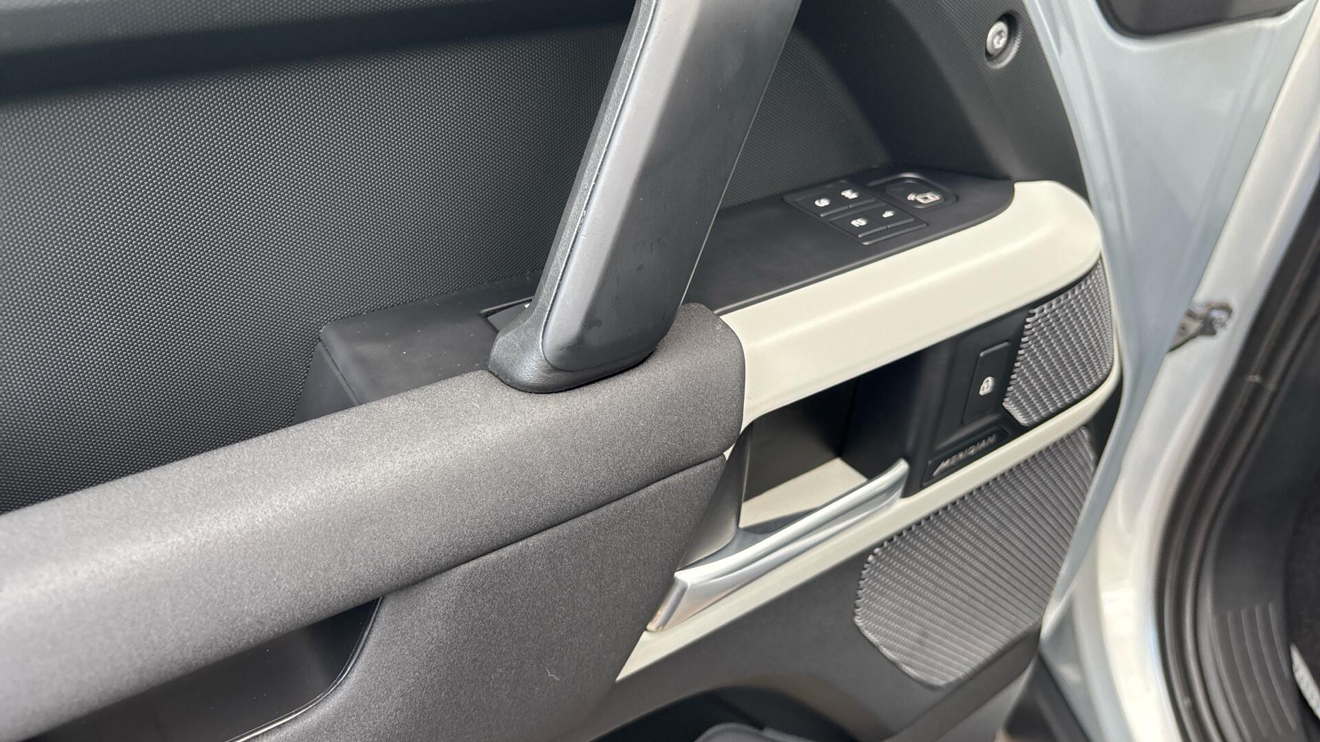 Land Rover Defender view 34