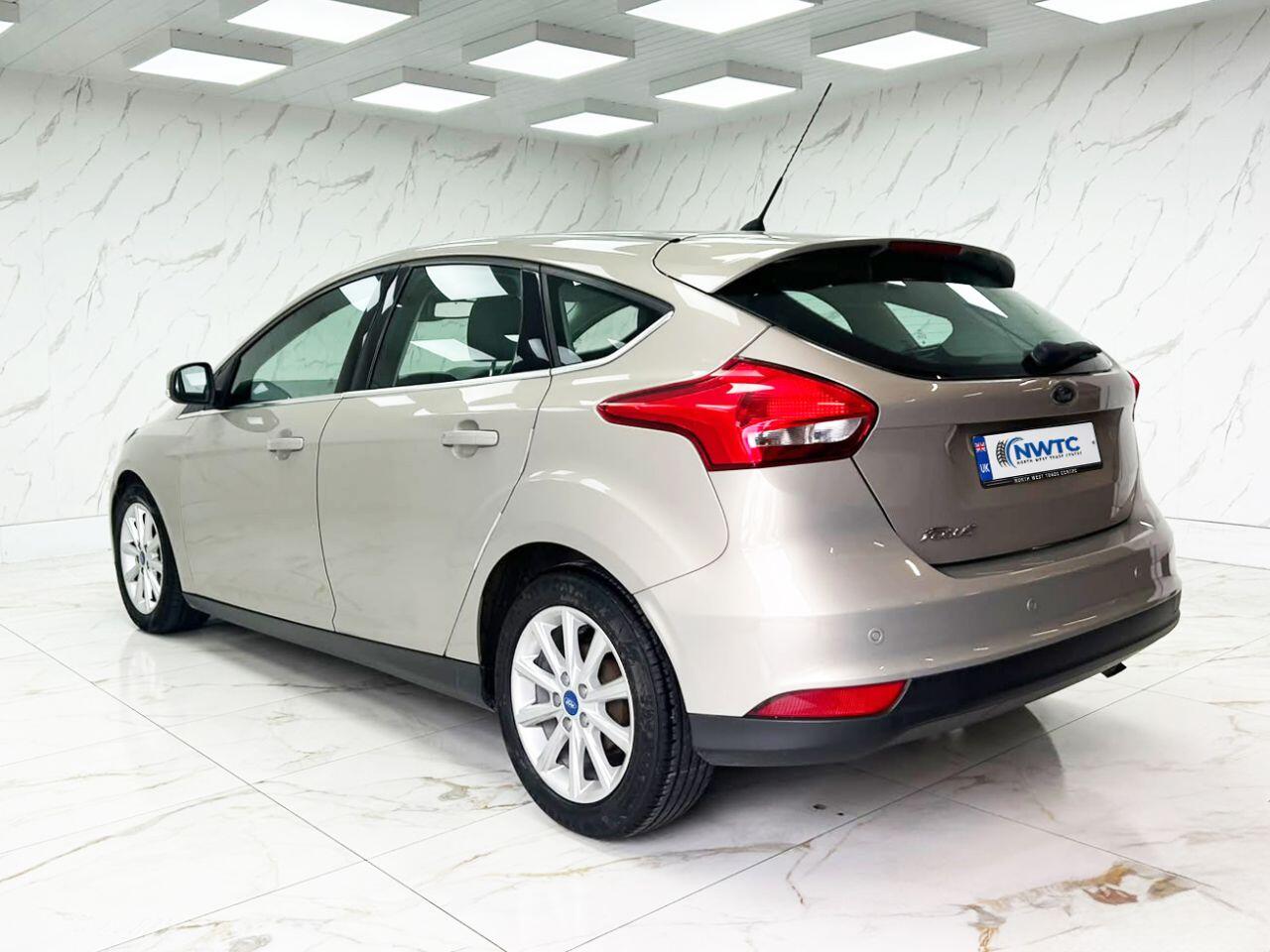 Ford Focus view 12