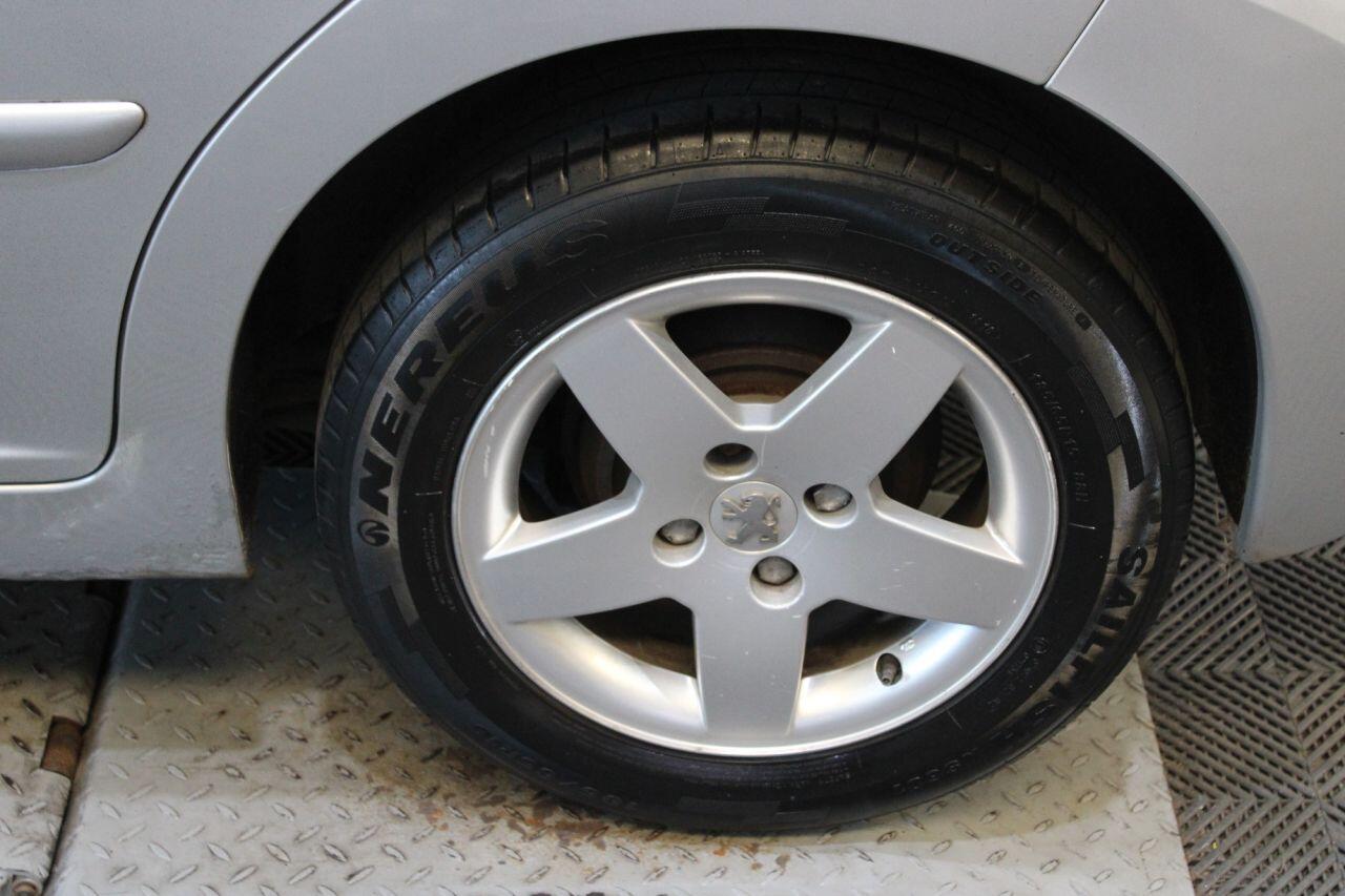 Peugeot 207 view 7