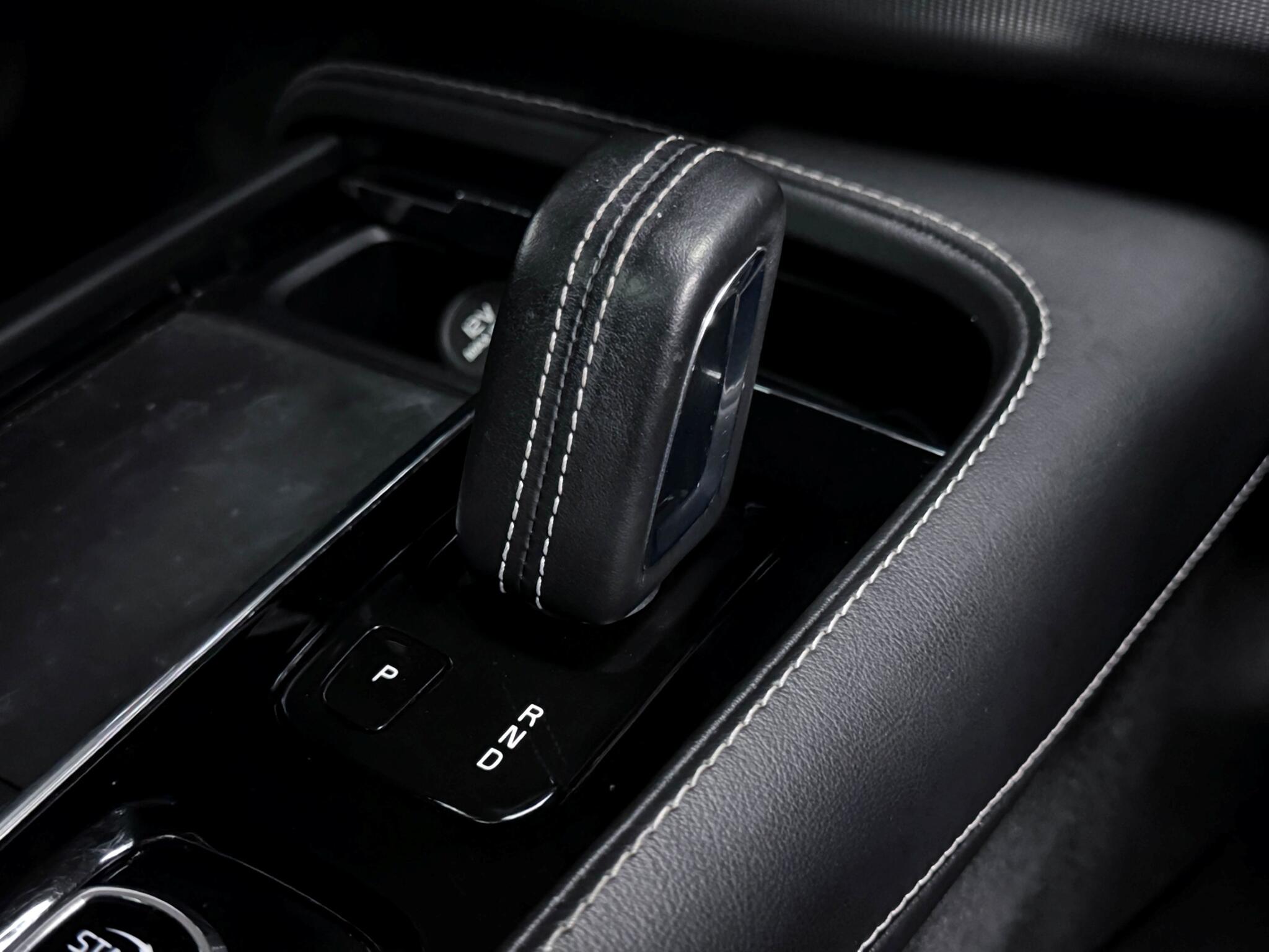 Volvo XC90 view 38