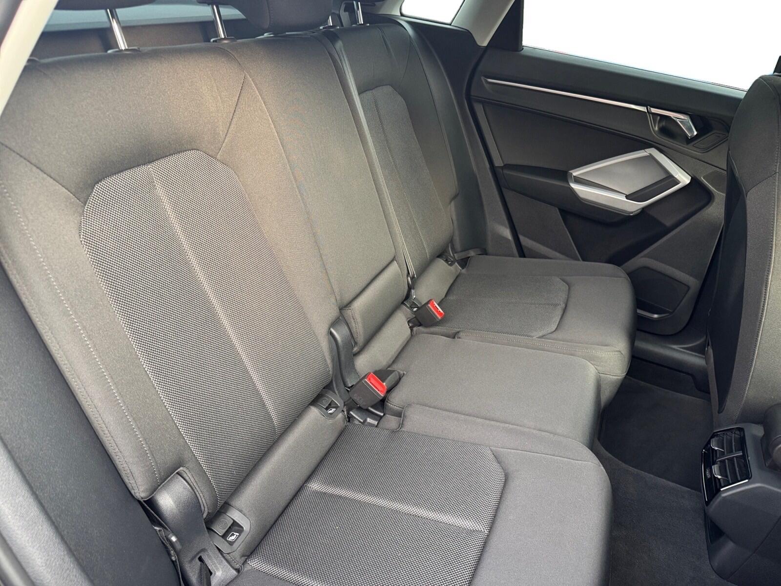 Audi Q3 view 16