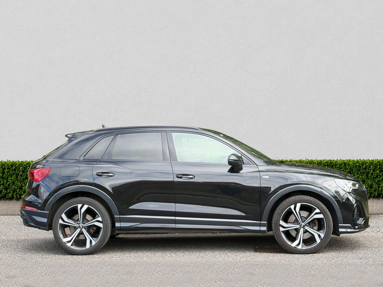 Audi Q3 view 8
