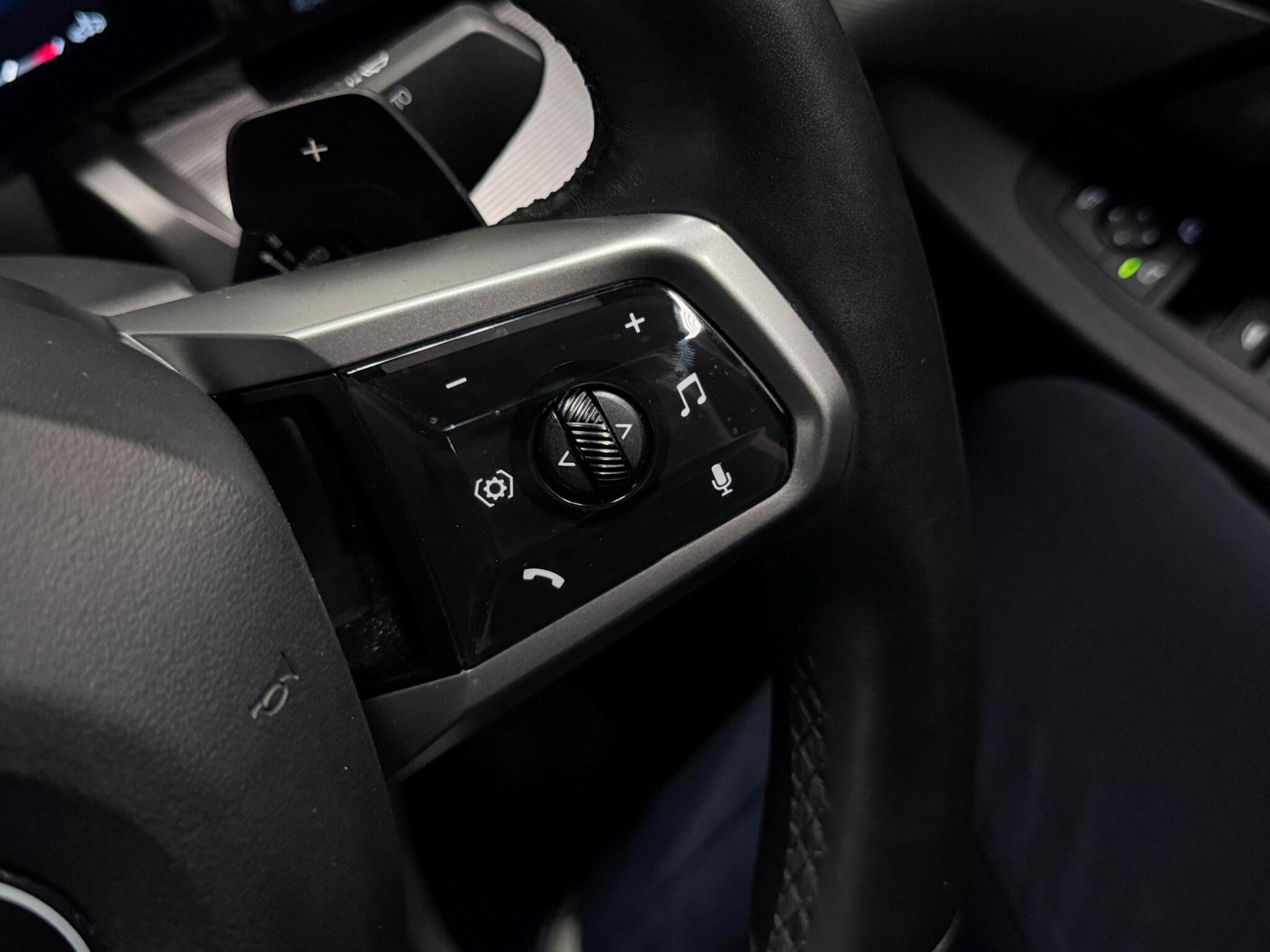 BMW 5 Series view 16