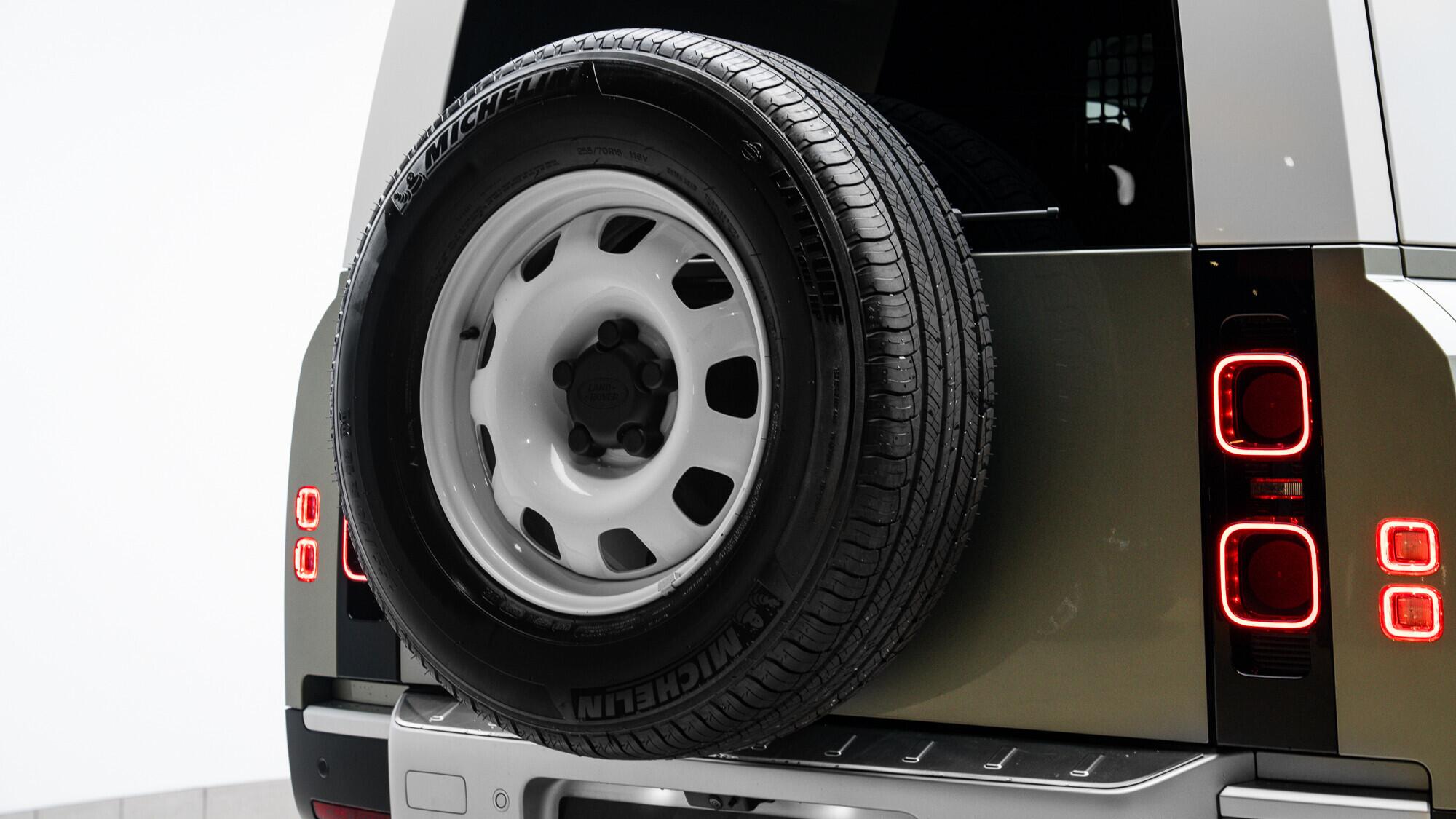 Land Rover Defender 90 view 33