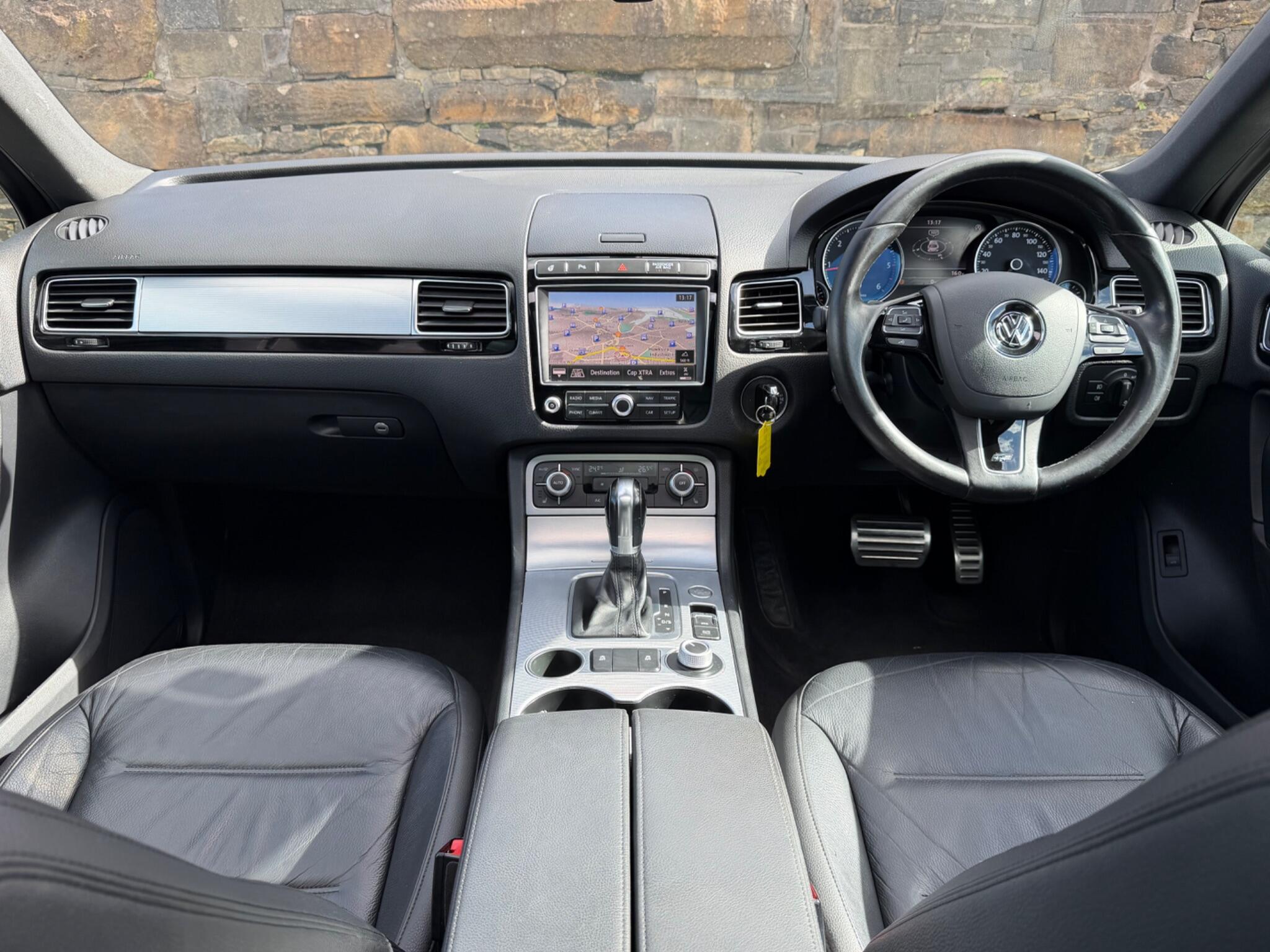 Volkswagen Touareg view 12