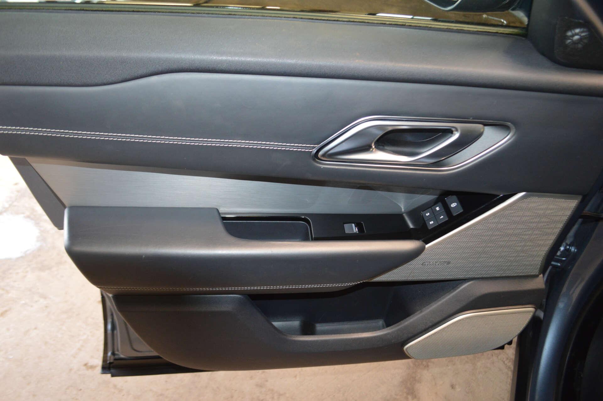 Land Rover Range Rover Velar view 31