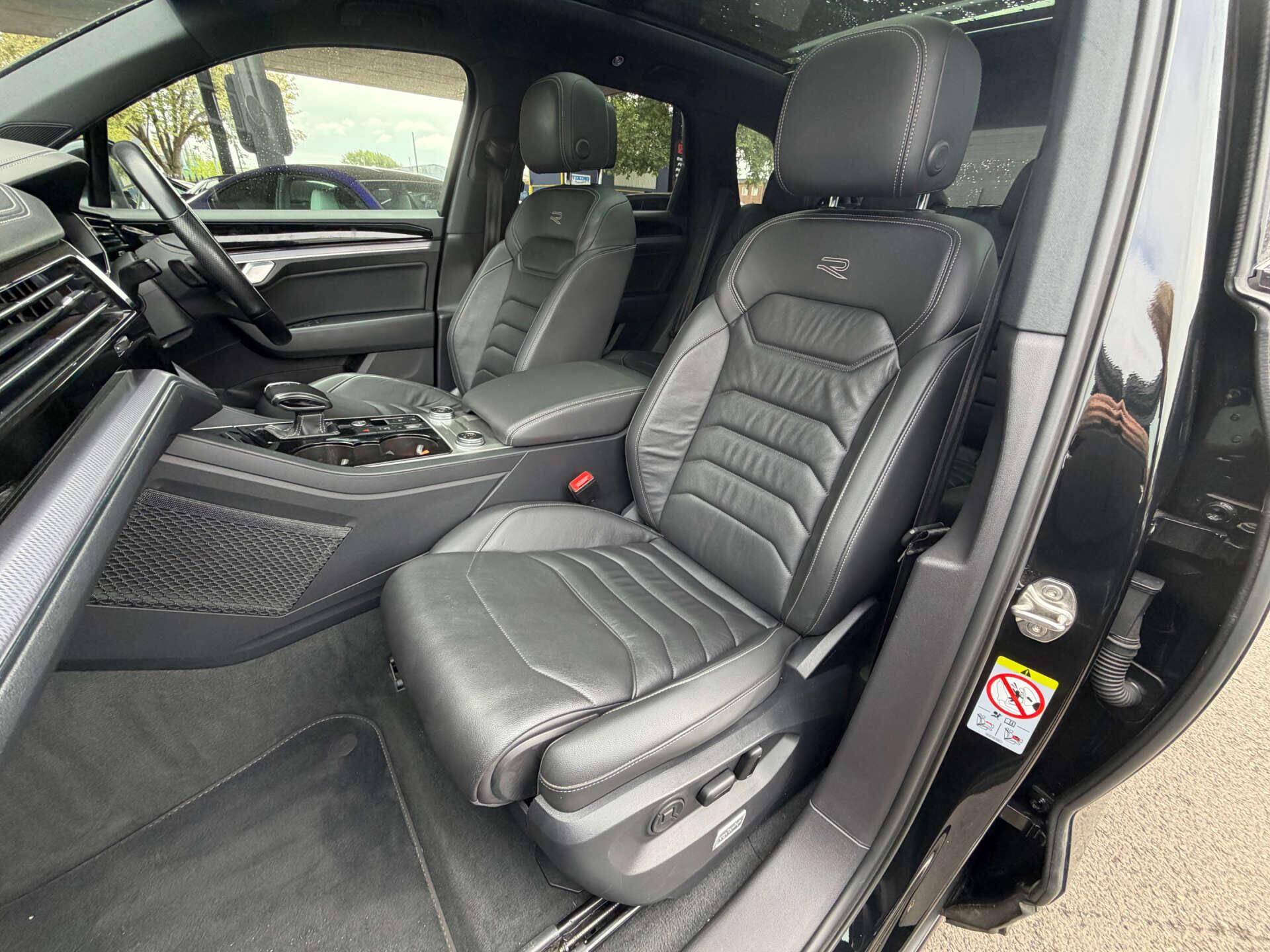 Volkswagen Touareg view 3