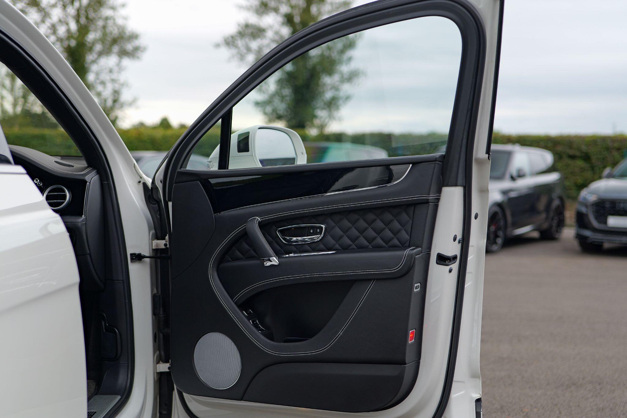 Bentley Bentayga view 31