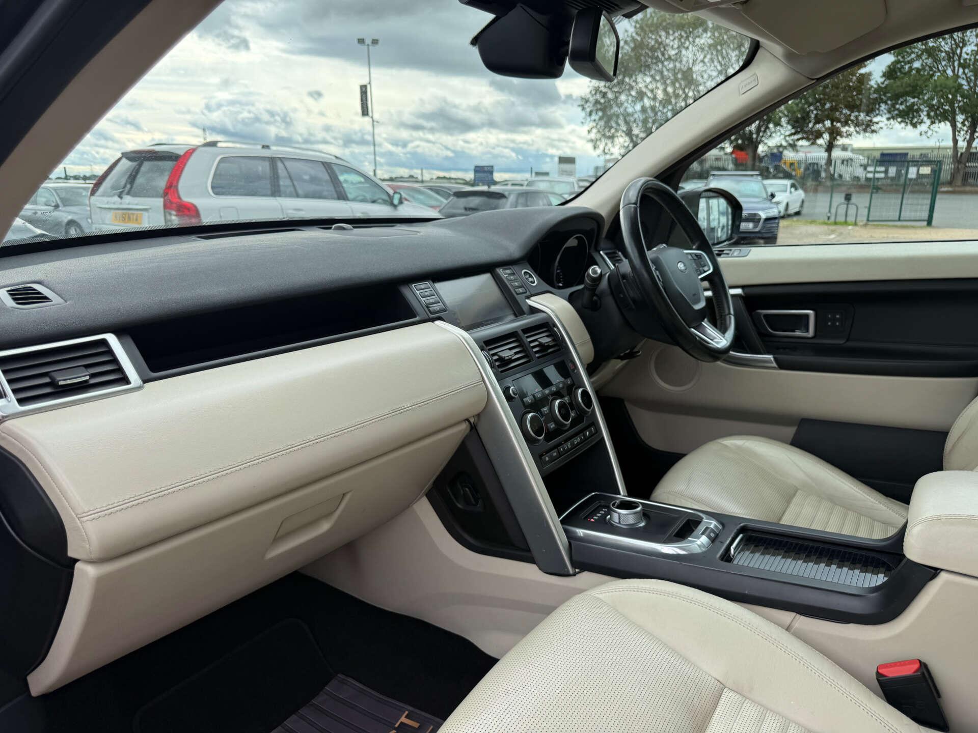 Land Rover Discovery Sport view 83