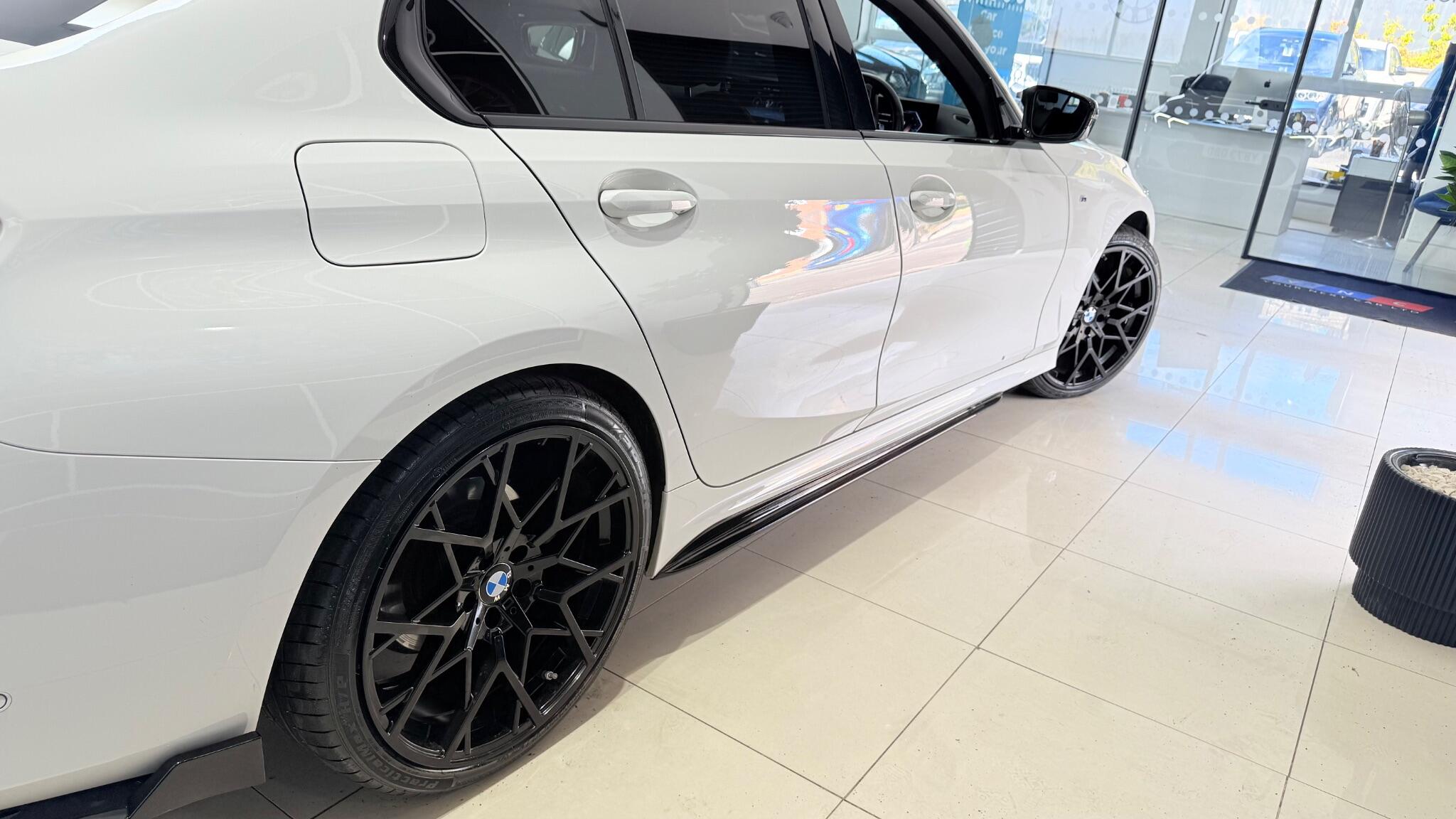 BMW 3 Series view 32