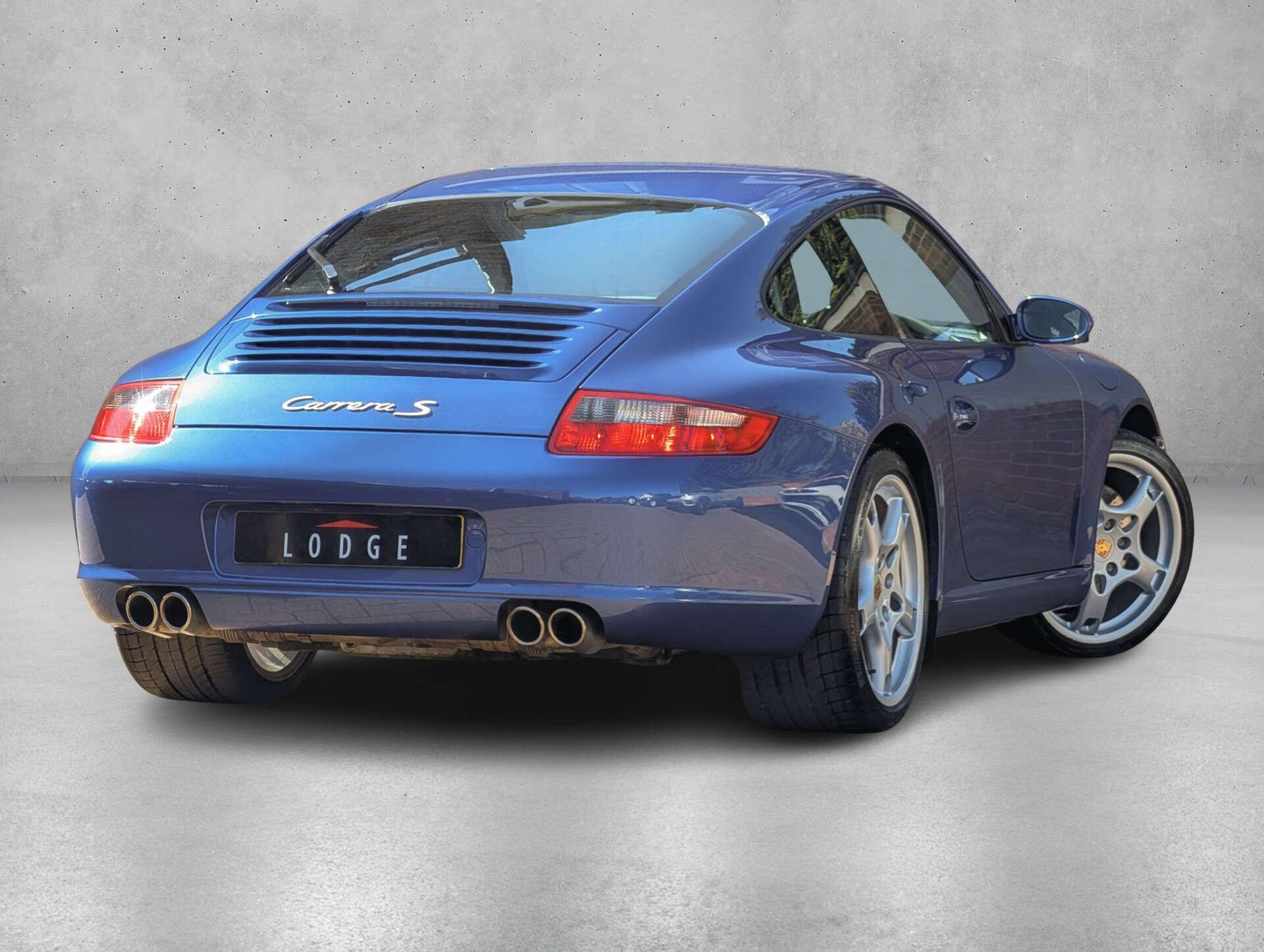Porsche 911 view 7