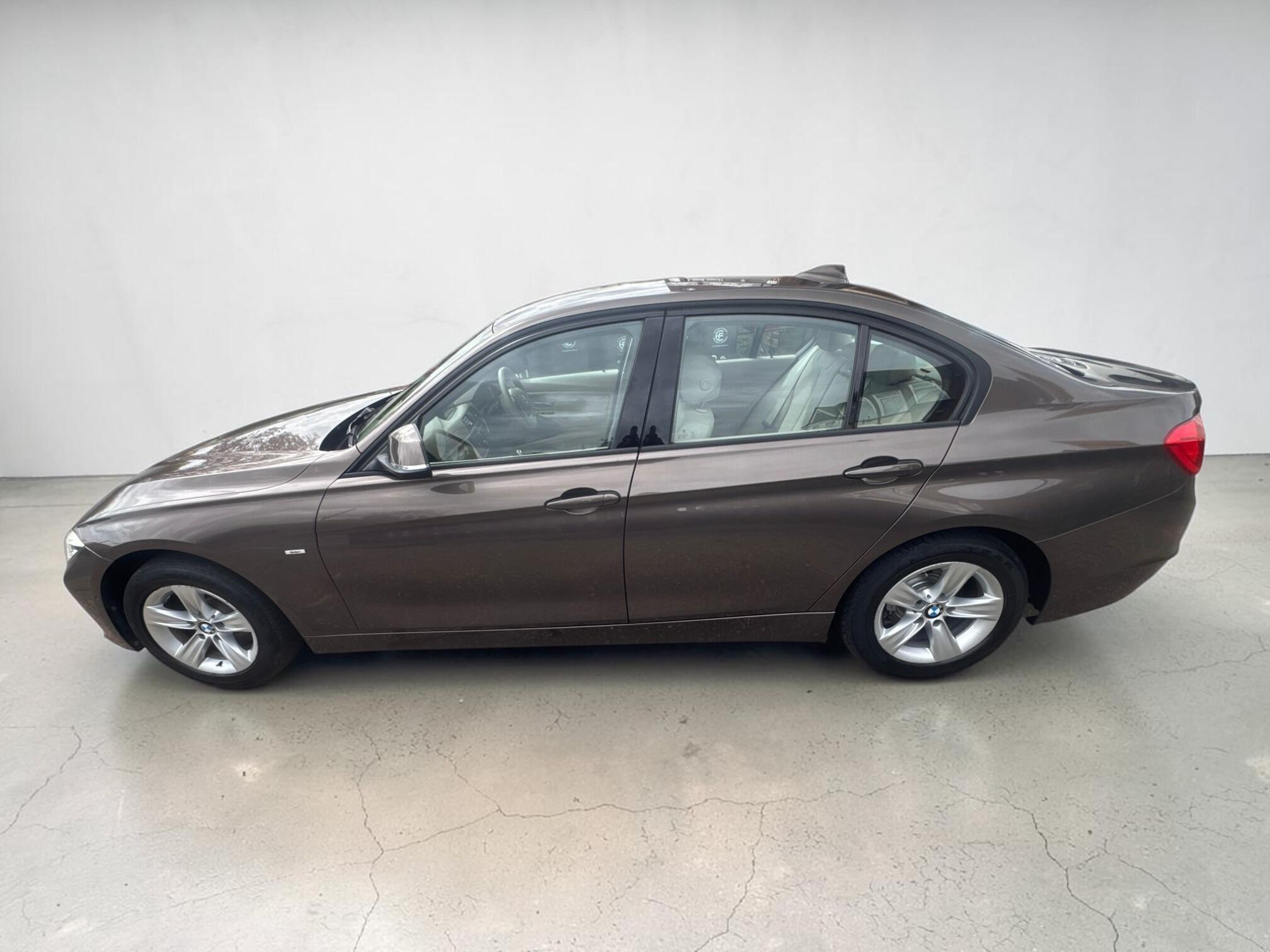BMW 3 Series view 8