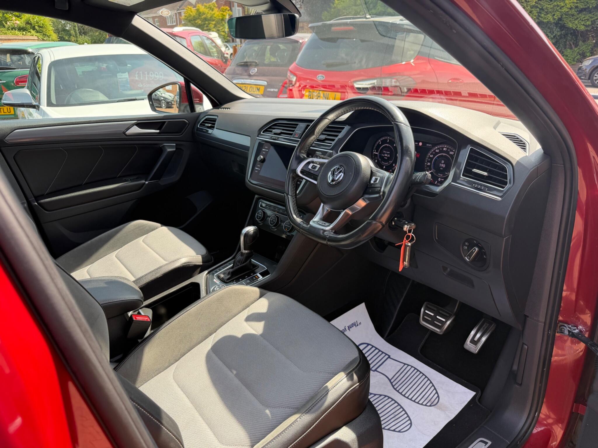 Volkswagen Tiguan view 4