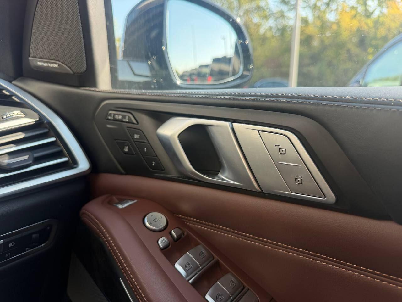 BMW X7 view 45