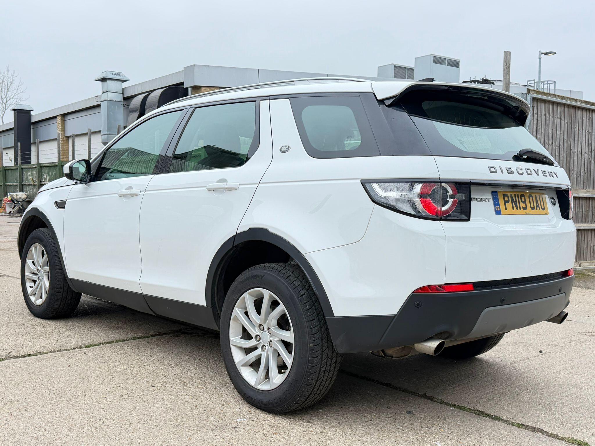Land Rover Discovery Sport view 4