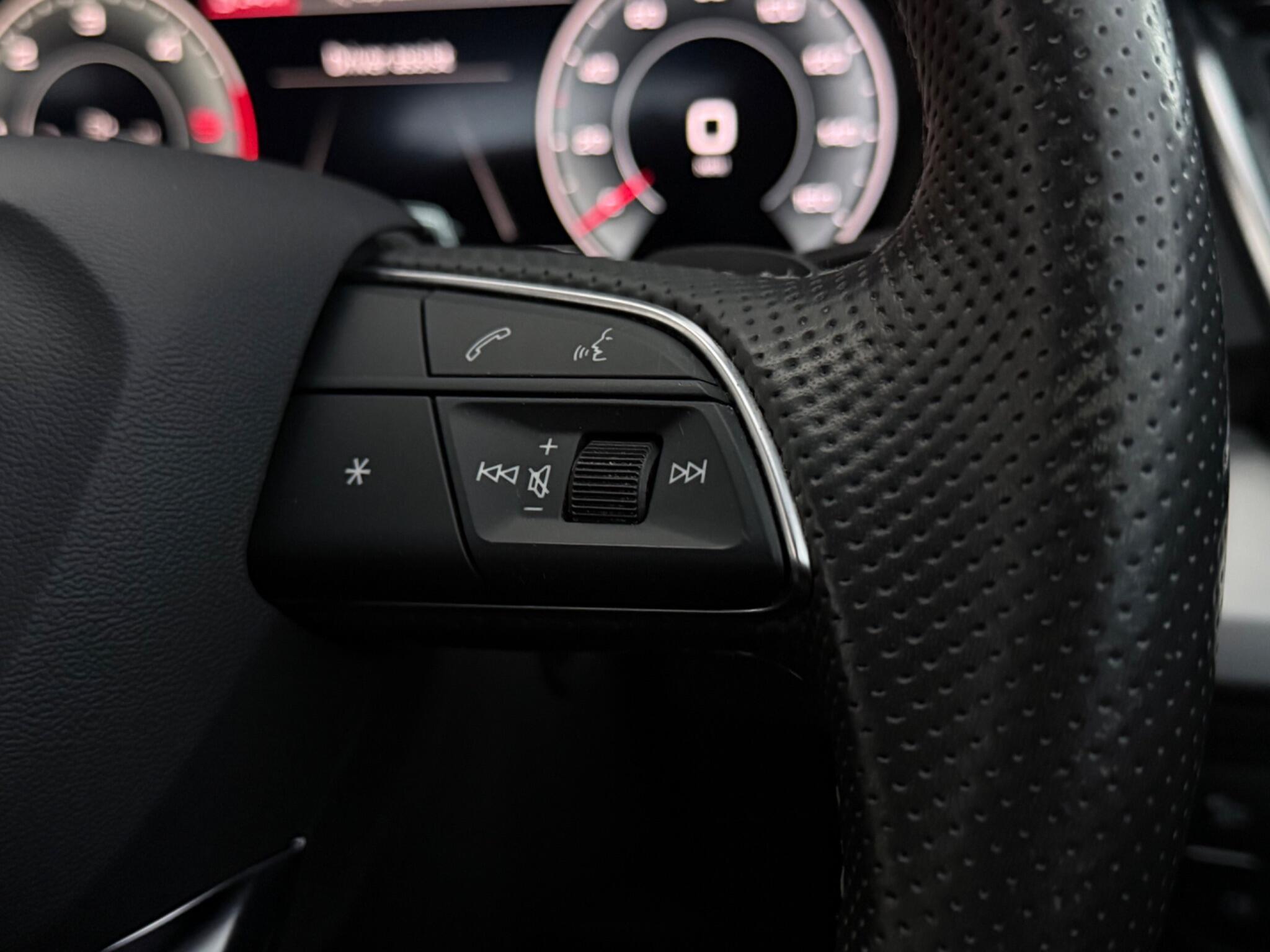 Audi Q5 view 14