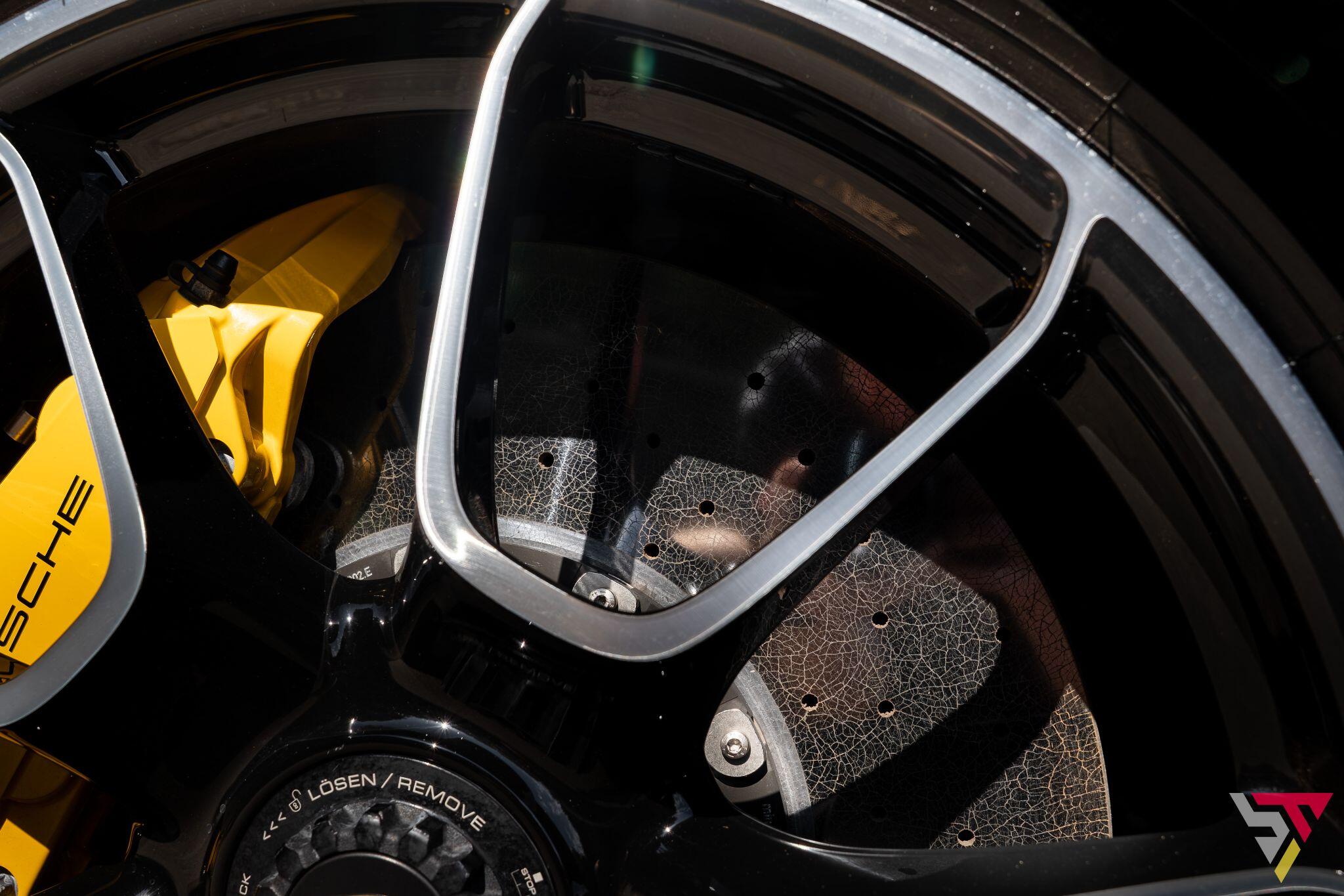 Porsche 911 view 10