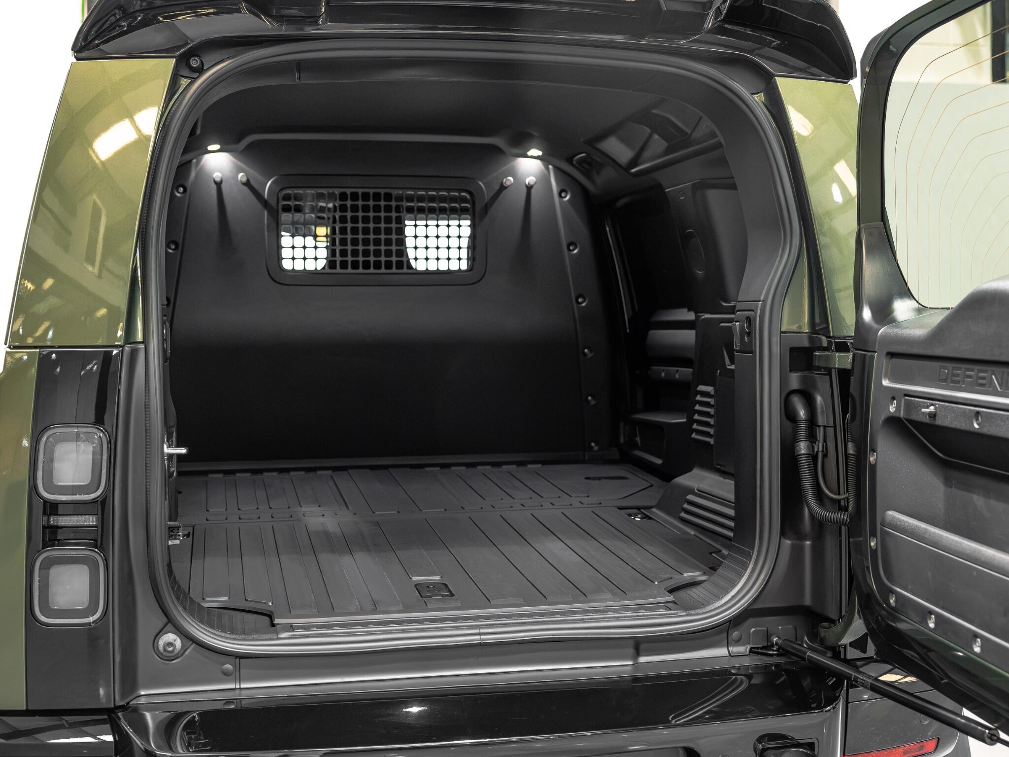 Land Rover Defender 110 view 27