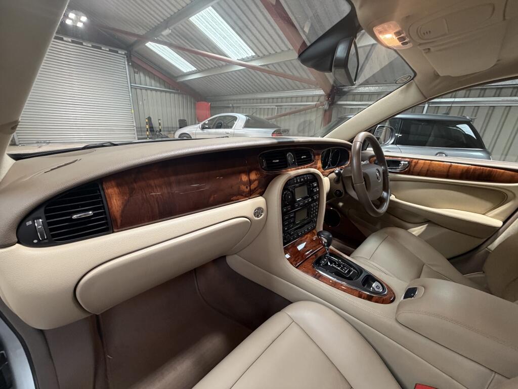 Jaguar XJ view 6