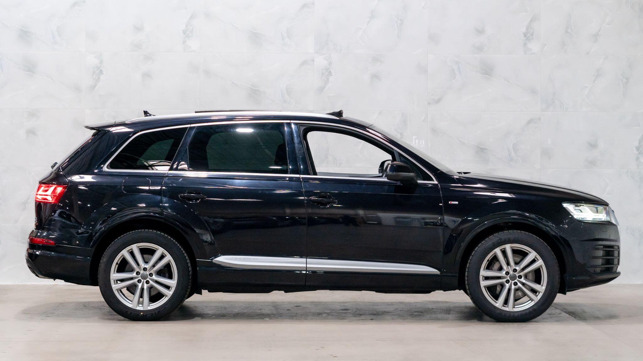Audi Q7 view 9