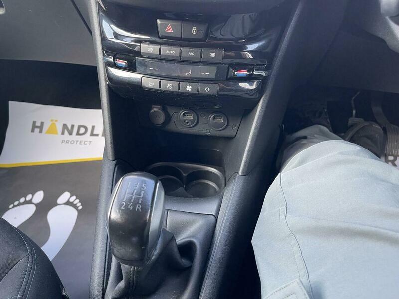 2013 Peugeot 208 image 42