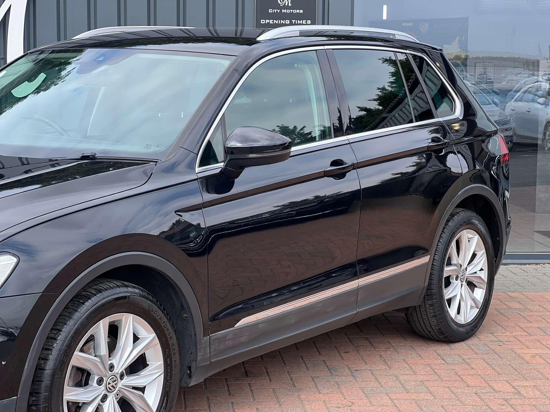 Volkswagen Tiguan view 3