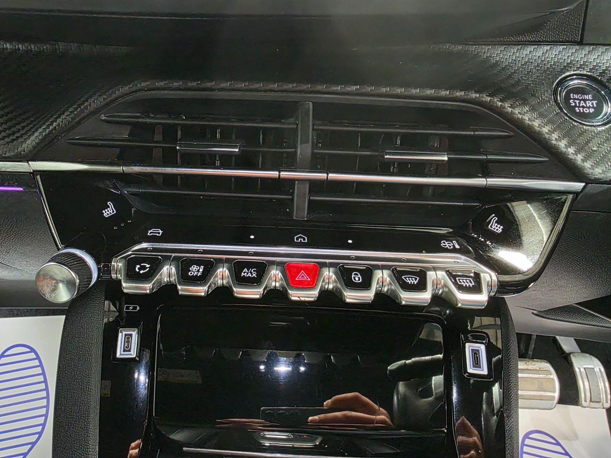 Peugeot 208 view 9